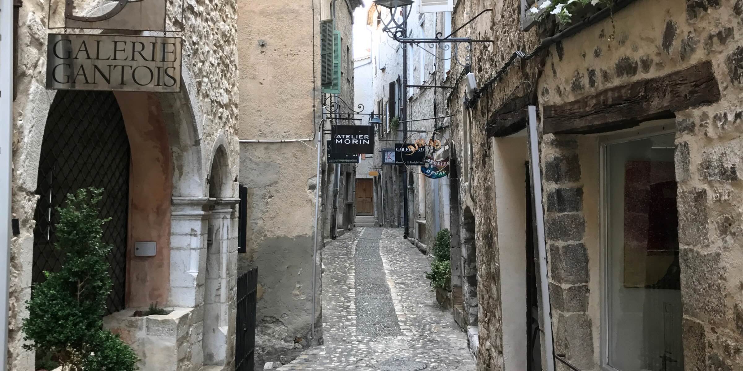 南フランスのコンフィズリーにて